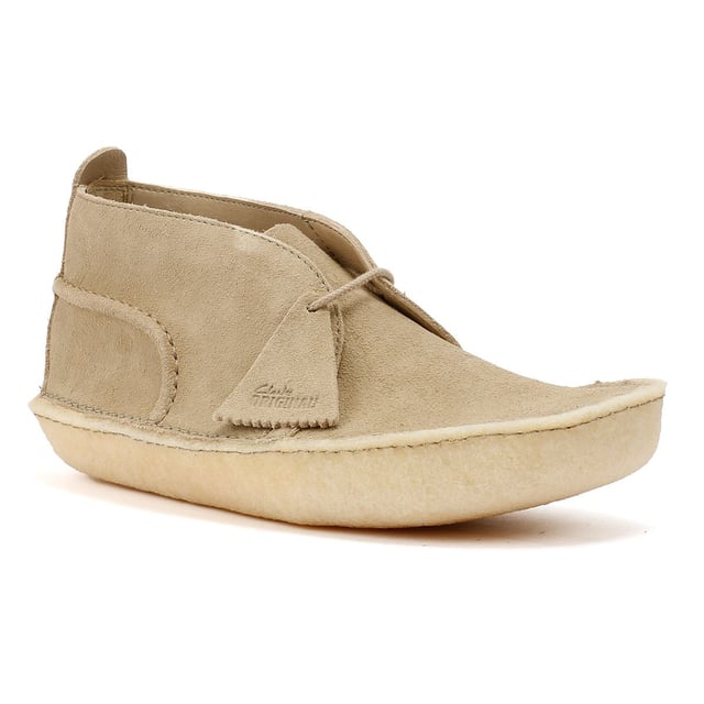 Mittelhohe Schnürstiefel aus hochwertigem Wildleder, abgeschlossen mit einer klassischen umhüllten glatten Kreppsohle für Komfort und Langlebigkeit. Abgerundet mit zwei Clarks Original-Anhängern.