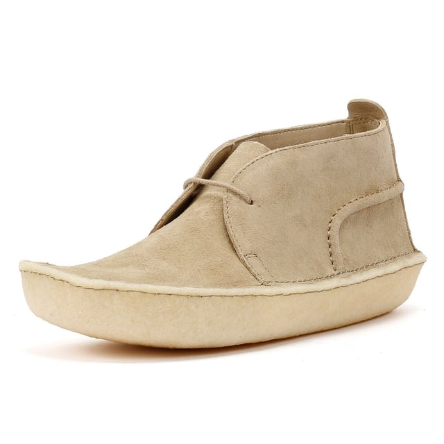 Mittelhohe Schnürstiefel aus hochwertigem Wildleder, abgeschlossen mit einer klassischen umhüllten glatten Kreppsohle für Komfort und Langlebigkeit. Abgerundet mit zwei Clarks Original-Anhängern.