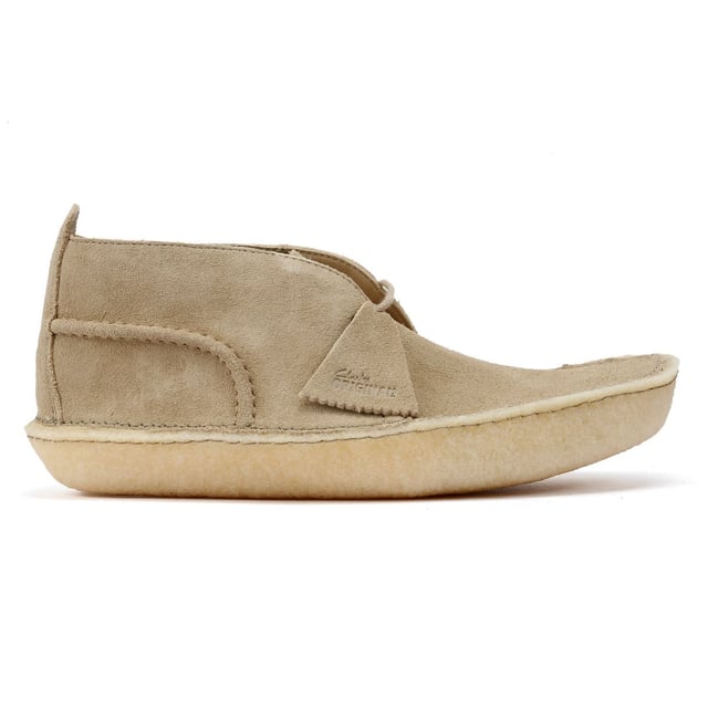 Mittelhohe Schnürstiefel aus hochwertigem Wildleder, abgeschlossen mit einer klassischen umhüllten glatten Kreppsohle für Komfort und Langlebigkeit. Abgerundet mit zwei Clarks Original-Anhängern.