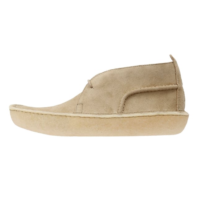 Mittelhohe Schnürstiefel aus hochwertigem Wildleder, abgeschlossen mit einer klassischen umhüllten glatten Kreppsohle für Komfort und Langlebigkeit. Abgerundet mit zwei Clarks Original-Anhängern.