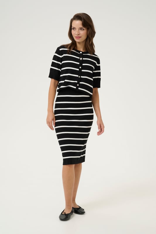 Regular fit,Korte mouwen  Fijne was 30°, niet bleken, niet in de droger drogen, Liggend laten drogen in de schaduw, koud strijken max. 110° C, Droogreiniging  80% Viscose,20% Nylon