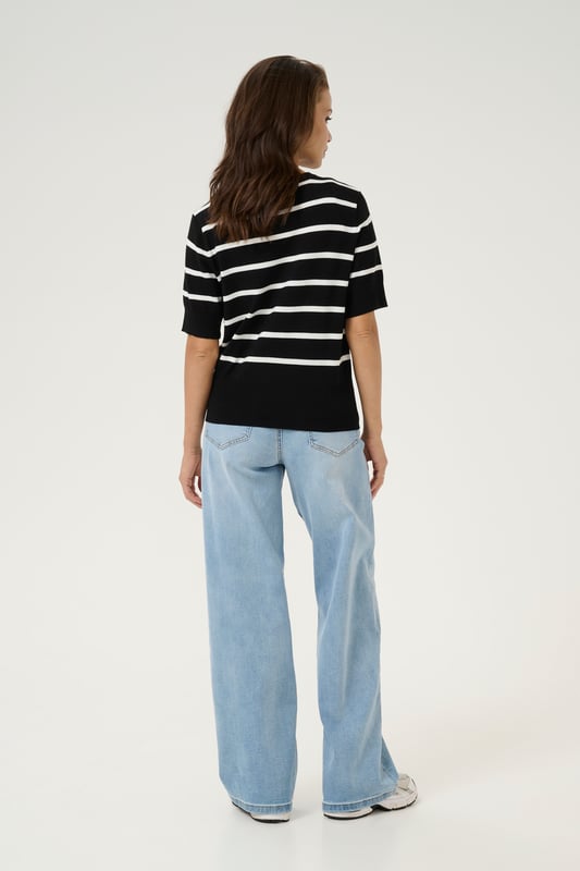 Regular fit,Korte mouwen  Fijne was 30°, niet bleken, niet in de droger drogen, Liggend laten drogen in de schaduw, koud strijken max. 110° C, Droogreiniging  80% Viscose,20% Nylon