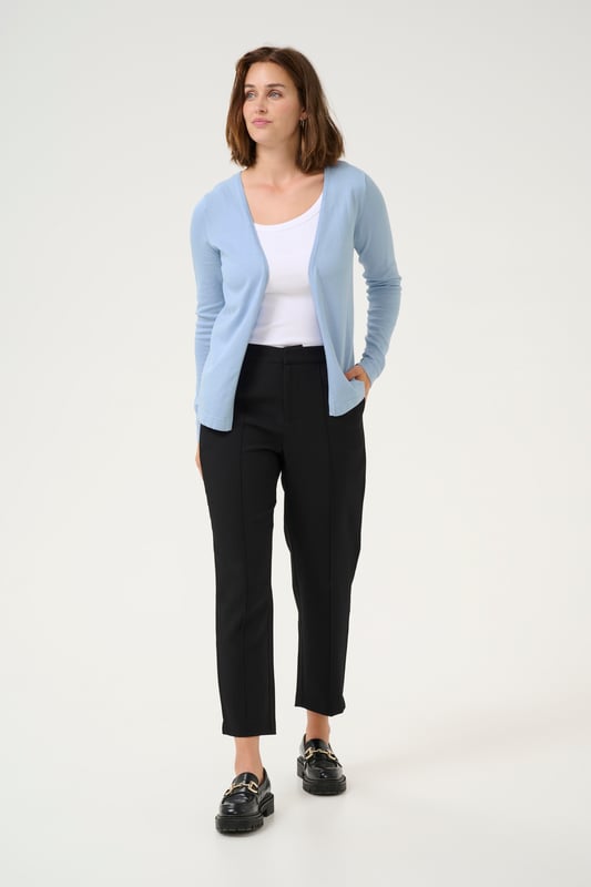 Regular fit,Lange mouwen  Fijne was 30°, niet bleken, niet in de droger drogen, Liggend laten drogen in de schaduw, koud strijken max. 110° C, Droogreiniging  80% Viscose,20% Nylon