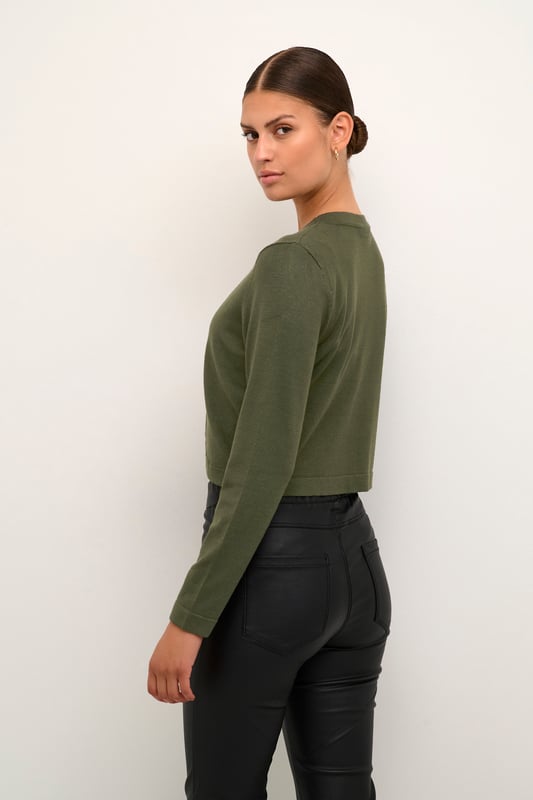 Regular fit,Lange mouwen  Fijne was 30°, niet bleken, niet in de droger drogen, Liggend laten drogen in de schaduw, koud strijken max. 110° C, Droogreiniging  80% Viscose,20% Nylon