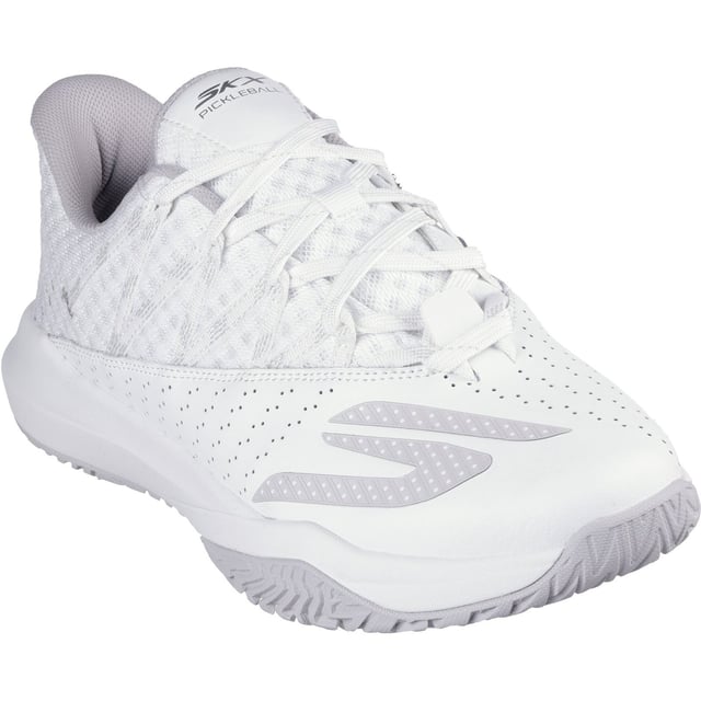 Skechers Performance Skechers Viper Court Rally Leren Witte Sneakers Voor Heren Verbeter je spel met Skechers Viper Court Rally. Deze veterschoen heeft een bovenwerk van mesh en geperforeerd leer met een lichtgewicht Move Foam-binnenzool. Het ontwerp is compleet met een Goodyear Gold compound buitenzool