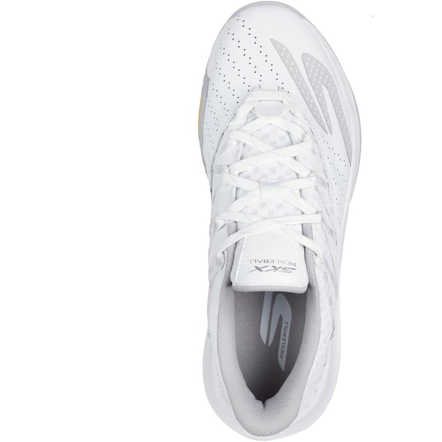 Skechers Performance Skechers Viper Court Rally Leren Witte Sneakers Voor Heren Verbeter je spel met Skechers Viper Court Rally. Deze veterschoen heeft een bovenwerk van mesh en geperforeerd leer met een lichtgewicht Move Foam-binnenzool. Het ontwerp is compleet met een Goodyear Gold compound buitenzool