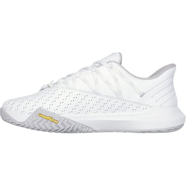 Skechers Performance Skechers Viper Court Rally Leren Witte Sneakers Voor Heren Verbeter je spel met Skechers Viper Court Rally. Deze veterschoen heeft een bovenwerk van mesh en geperforeerd leer met een lichtgewicht Move Foam-binnenzool. Het ontwerp is compleet met een Goodyear Gold compound buitenzool