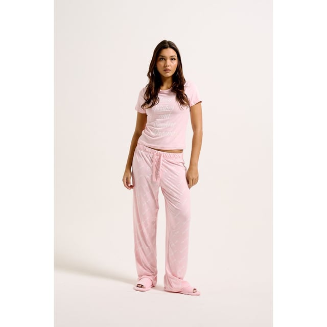 These soft feel pyjamas feature an all over print Juicy Couture logo graphic on the bottoms and Juicy slogan on the top.