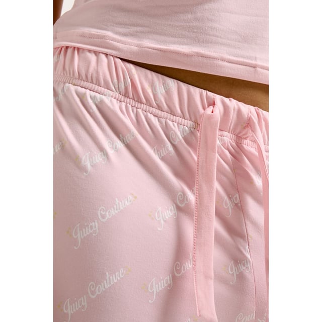 These soft feel pyjamas feature an all over print Juicy Couture logo graphic on the bottoms and Juicy slogan on the top.