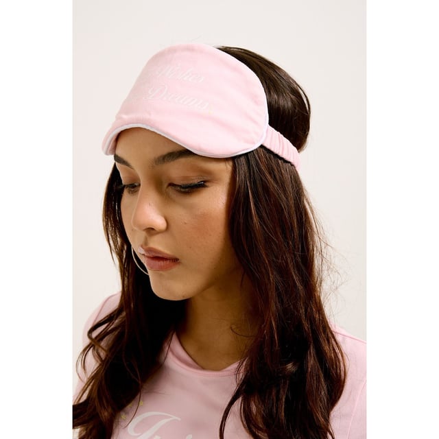 These soft feel pyjamas feature an all over print Juicy Couture logo graphic on the bottoms and Juicy slogan on the top.