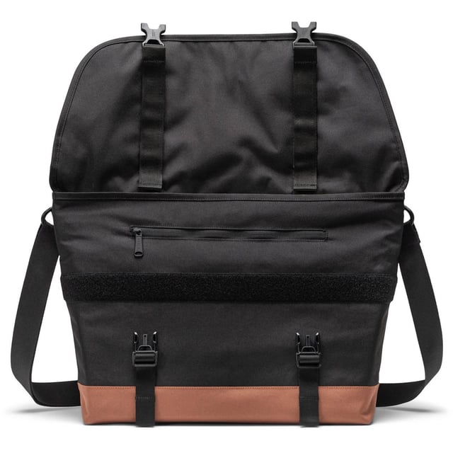 Simplify your commute. Made with recycled EcoSystem fabrics, this messenger is built with a padded laptop sleeve to protect your tech. Featuring pockets, organizers and an adjustable crossbody strap, it provides easy access to your belongings.