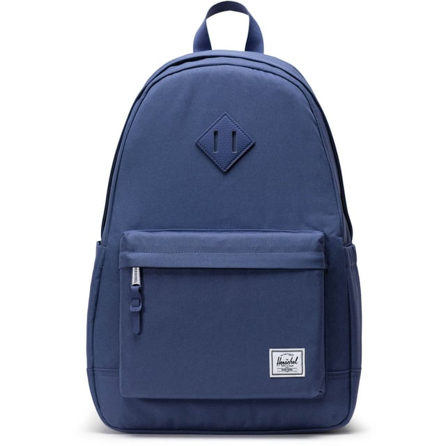 Verliest nooit zijn charme. Met onze kenmerkende diamantdetail is deze tijdloze rugzak gemaakt voor de reis van vandaag. Een gevoerde sleeve beschermt je laptop en een voorvak organiseert de kleine spulletjes.