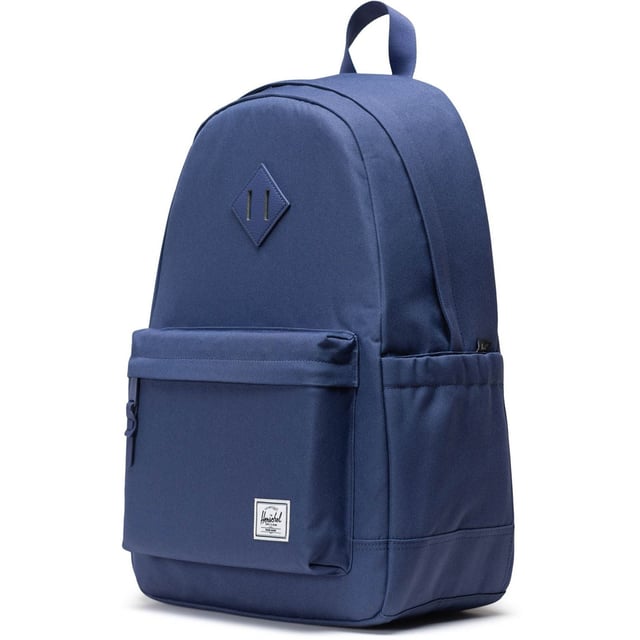 Verliest nooit zijn charme. Met onze kenmerkende diamantdetail is deze tijdloze rugzak gemaakt voor de reis van vandaag. Een gevoerde sleeve beschermt je laptop en een voorvak organiseert de kleine spulletjes.