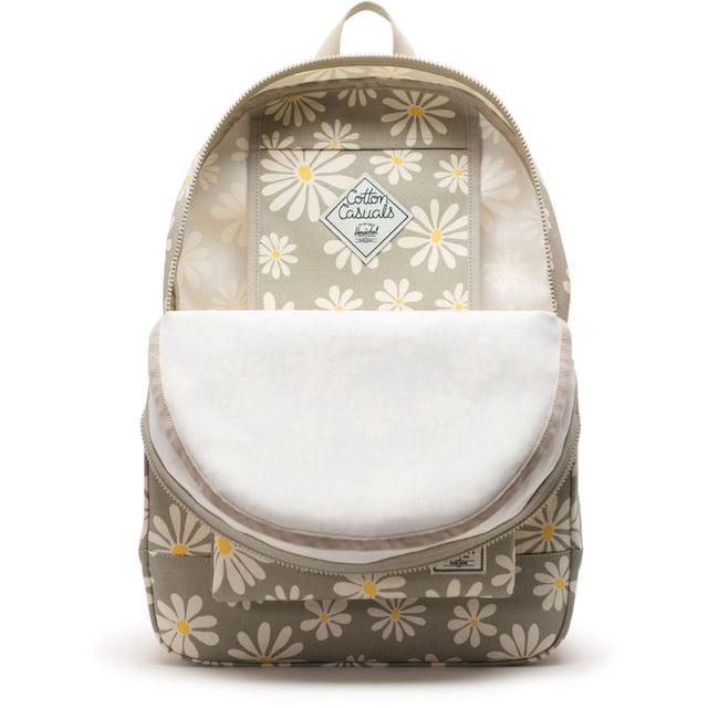 Ta det lugnt. Packa dina nödvändigheter i vår lätta Pacific Daypack, tillverkad av 100% bomullscanvas och med gott om förvaringsalternativ för avslappnade dagar på språng.