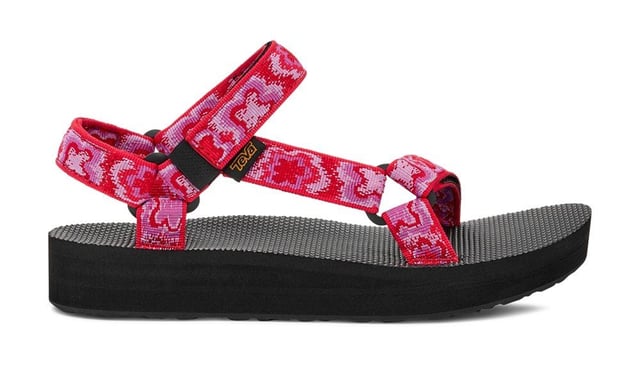 Splitting the difference between the Flatform Universal and the Original Universal, the Midform Universal is a people-pleaser. The upper, made from earth-friendly Unifi® Repreve recycled polyester webbing, is extremely durable and dries quickly after getting wet, whilst the Universal strapping system with its hook and loop fastening provides a secure fit and quick and easy on/off.