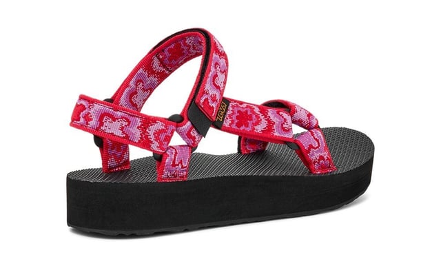 Splitting the difference between the Flatform Universal and the Original Universal, the Midform Universal is a people-pleaser. The upper, made from earth-friendly Unifi® Repreve recycled polyester webbing, is extremely durable and dries quickly after getting wet, whilst the Universal strapping system with its hook and loop fastening provides a secure fit and quick and easy on/off.