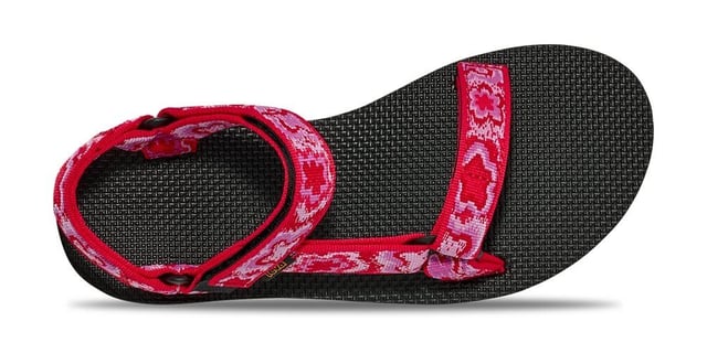 Splitting the difference between the Flatform Universal and the Original Universal, the Midform Universal is a people-pleaser. The upper, made from earth-friendly Unifi® Repreve recycled polyester webbing, is extremely durable and dries quickly after getting wet, whilst the Universal strapping system with its hook and loop fastening provides a secure fit and quick and easy on/off.