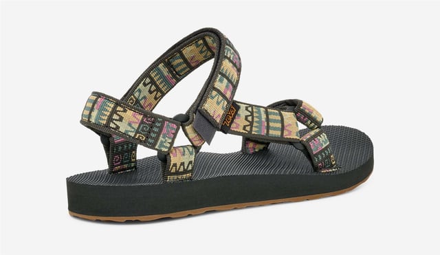 Eco-friendly adventure sandals featuring the Universal Strapping System™ with multiple adjustable points for a secure fit. Crafted with quick dry webbing made from recycled REPREVE® polyester. Treated with Life Natural, a plant-based peppermint anti odour solution. Durable rubber outsole provides reliable grip for outdoor activities.