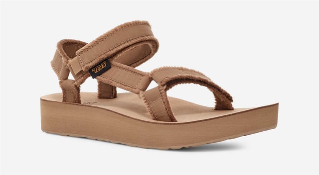 Eco-friendly Midform Universal Sandals crafted with 100% recycled polyester canvas and soft Tencel straps featuring trendy frayed edges. Designed with an easy hook-and-loop closure for a secure, adjustable fit. Treated with Life Natural, a peppermint-based anti-odour treatment for lasting freshness. Finished with a durable, grippy rubber outsole for everyday adventures.
