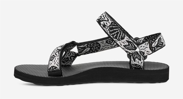 Teva Original Universal Women's Black/White Sandals Eco-friendly adventure sandals featuring the Universal Strapping System™ with multiple adjustable points for a secure fit. Crafted with quick dry webbing made from recycled REPREVE® polyester. Treated with Life Natural, a plant-based peppermint anti odour solution. Durable rubber outsole provides reliable grip for outdoor activities.