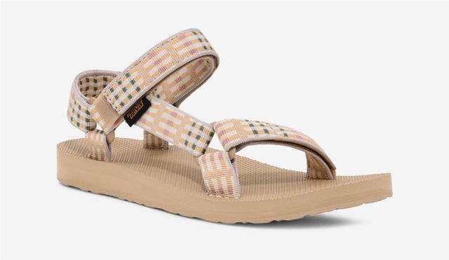 Eco-friendly adventure sandals featuring the Universal Strapping System™ with multiple adjustable points for a secure fit. Crafted with quick dry webbing made from recycled REPREVE® polyester. Treated with Life Natural, a plant-based peppermint anti odour solution. Durable rubber outsole provides reliable grip for outdoor activities.