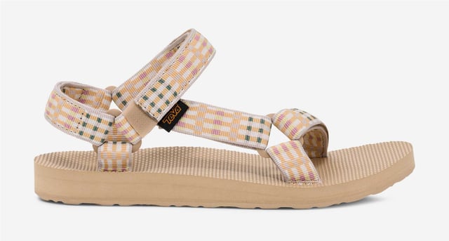 Eco-friendly adventure sandals featuring the Universal Strapping System™ with multiple adjustable points for a secure fit. Crafted with quick dry webbing made from recycled REPREVE® polyester. Treated with Life Natural, a plant-based peppermint anti odour solution. Durable rubber outsole provides reliable grip for outdoor activities.