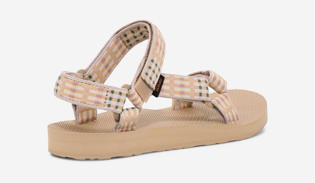 Eco-friendly adventure sandals featuring the Universal Strapping System™ with multiple adjustable points for a secure fit. Crafted with quick dry webbing made from recycled REPREVE® polyester. Treated with Life Natural, a plant-based peppermint anti odour solution. Durable rubber outsole provides reliable grip for outdoor activities.