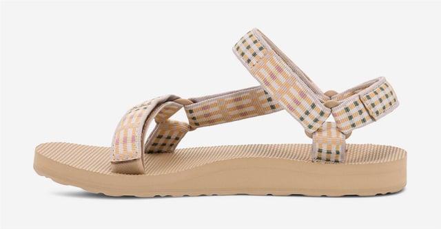Eco-friendly adventure sandals featuring the Universal Strapping System™ with multiple adjustable points for a secure fit. Crafted with quick dry webbing made from recycled REPREVE® polyester. Treated with Life Natural, a plant-based peppermint anti odour solution. Durable rubber outsole provides reliable grip for outdoor activities.