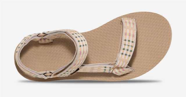 Eco-friendly adventure sandals featuring the Universal Strapping System™ with multiple adjustable points for a secure fit. Crafted with quick dry webbing made from recycled REPREVE® polyester. Treated with Life Natural, a plant-based peppermint anti odour solution. Durable rubber outsole provides reliable grip for outdoor activities.