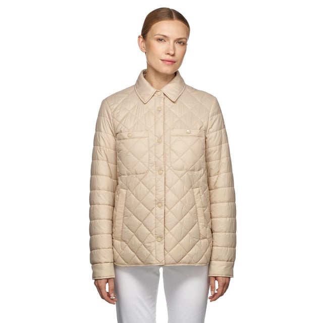 Amabel, eine Shirtjacke mit einem raffinierten, lässigen Design, das über eine rautenförmige Steppung am Körper und eine Kastensteppung an den Ärmeln verfügt. Sie ist aus weichem, mattem Nylon gefertigt, mit recyceltem EcologicWARM-Wattierung und einer wasserabweisenden, winddichten Oberfläche.