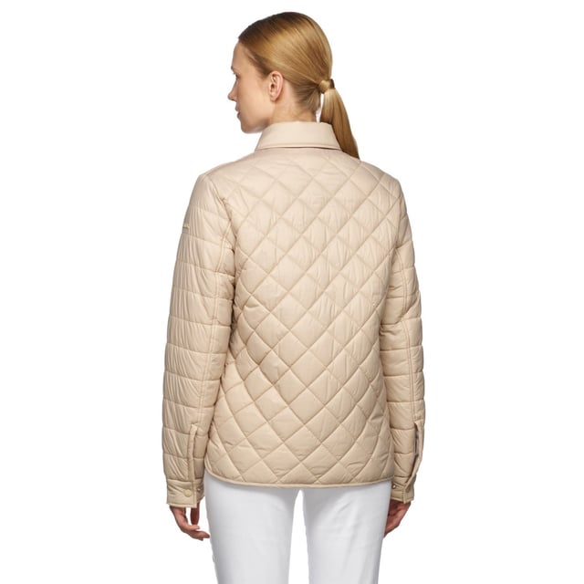 Amabel, eine Shirtjacke mit einem raffinierten, lässigen Design, das über eine rautenförmige Steppung am Körper und eine Kastensteppung an den Ärmeln verfügt. Sie ist aus weichem, mattem Nylon gefertigt, mit recyceltem EcologicWARM-Wattierung und einer wasserabweisenden, winddichten Oberfläche.