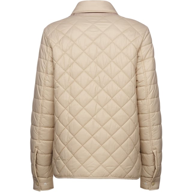 Amabel, eine Shirtjacke mit einem raffinierten, lässigen Design, das über eine rautenförmige Steppung am Körper und eine Kastensteppung an den Ärmeln verfügt. Sie ist aus weichem, mattem Nylon gefertigt, mit recyceltem EcologicWARM-Wattierung und einer wasserabweisenden, winddichten Oberfläche.