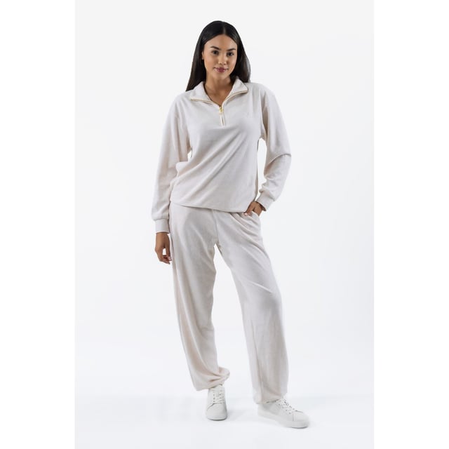 Oversized Tracktop aus Baumwollvelours in Hafer-Melange. Dieser Viertelzip-Pullover verfügt über einen Stehkragen mit tonal gesticktem 'JC'-Logo auf der Brust, geripptem Bund und Bündchen und ist mit einem klassischen gothischen Schriftzug 'J' als Reißverschluss-Zip-Zug in goldener Hardware versehen.