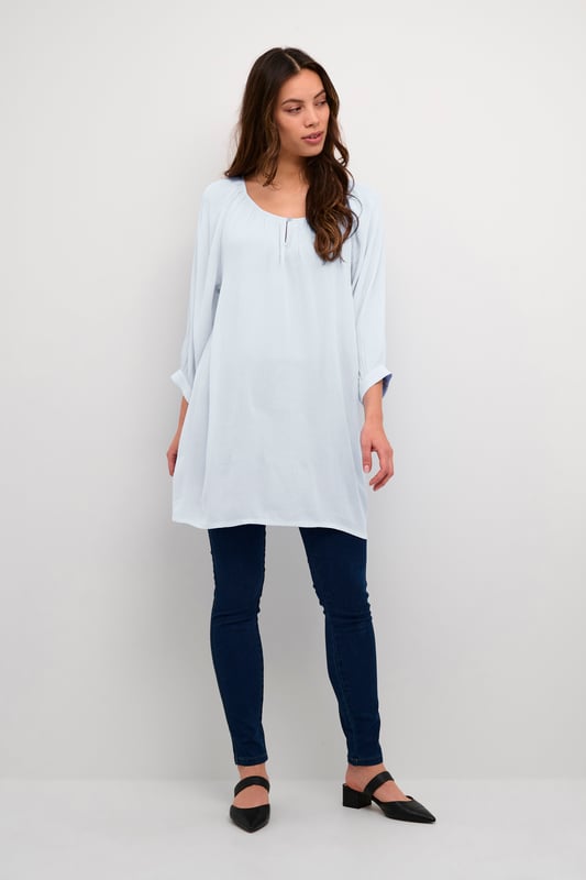 Regular fit,3/4 Ärmel  Schonwäsche 30°, Nicht bleichen, Nicht im Trockner trocknen, Liegend trocken im Schatten, Kalt bügeln max. 110° C, Professionelle Reinigung.  100% Viskose (LENZING™ ECOVERO™)