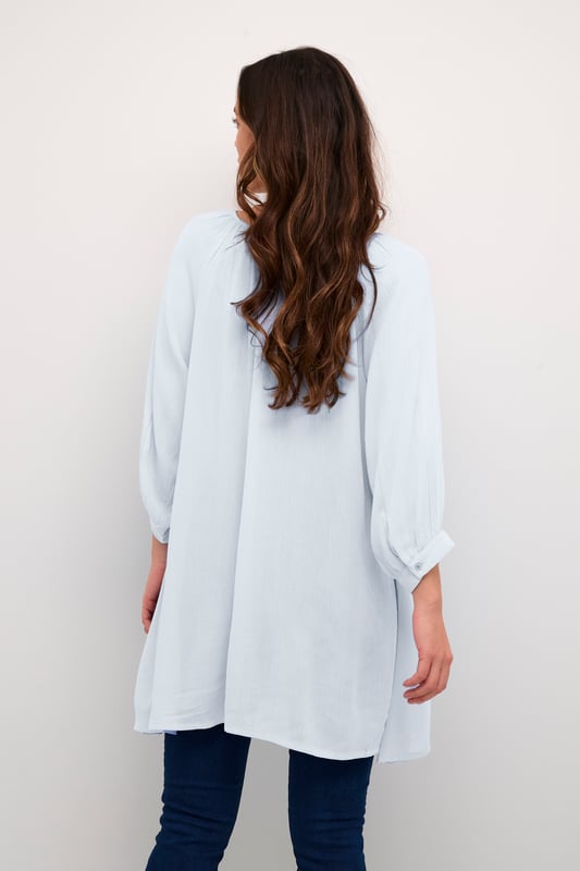 Regular fit,3/4 Ärmel  Schonwäsche 30°, Nicht bleichen, Nicht im Trockner trocknen, Liegend trocken im Schatten, Kalt bügeln max. 110° C, Professionelle Reinigung.  100% Viskose (LENZING™ ECOVERO™)