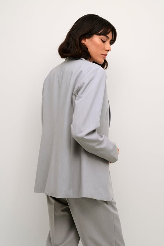 Tight fit,Lange mouwen  Chemisch laten reinigen, niet bleken, niet in de droger drogen, Druipnat ophangen in de schaduw, niet strijken, Droogreiniging  77% Polyester (Gerecycled),18% Viscose,5% Elastaan