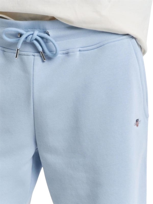 These classic sweat shorts are crafted from a soft cotton blend and tailored for a regular fit. Featuring a ribbed waistband for enhanced comfort, the design includes two front pockets, a single back pocket, and a drawstring waist. Completing the look, the shorts are adorned with a small-scale shield graphic embroidered on the left leg.