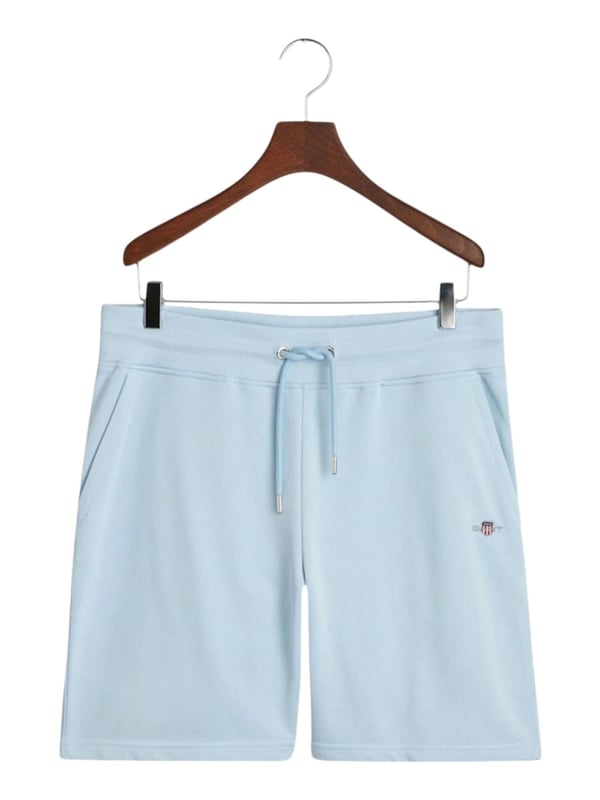 These classic sweat shorts are crafted from a soft cotton blend and tailored for a regular fit. Featuring a ribbed waistband for enhanced comfort, the design includes two front pockets, a single back pocket, and a drawstring waist. Completing the look, the shorts are adorned with a small-scale shield graphic embroidered on the left leg.