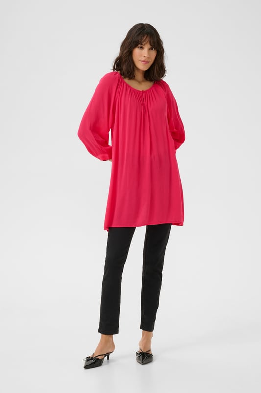 Regular fit,3/4 mouwen  Fijne was 30°, niet bleken, niet in de droger drogen, Liggend laten drogen in de schaduw, koud strijken max. 110° C, Chemisch laten reinigen.  100% Viscose (LENZING™ ECOVERO™)