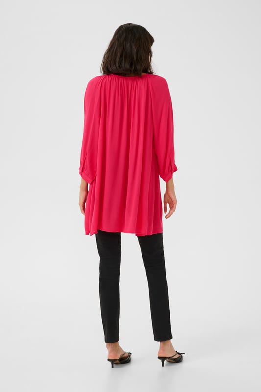 Regular fit,3/4 mouwen  Fijne was 30°, niet bleken, niet in de droger drogen, Liggend laten drogen in de schaduw, koud strijken max. 110° C, Chemisch laten reinigen.  100% Viscose (LENZING™ ECOVERO™)