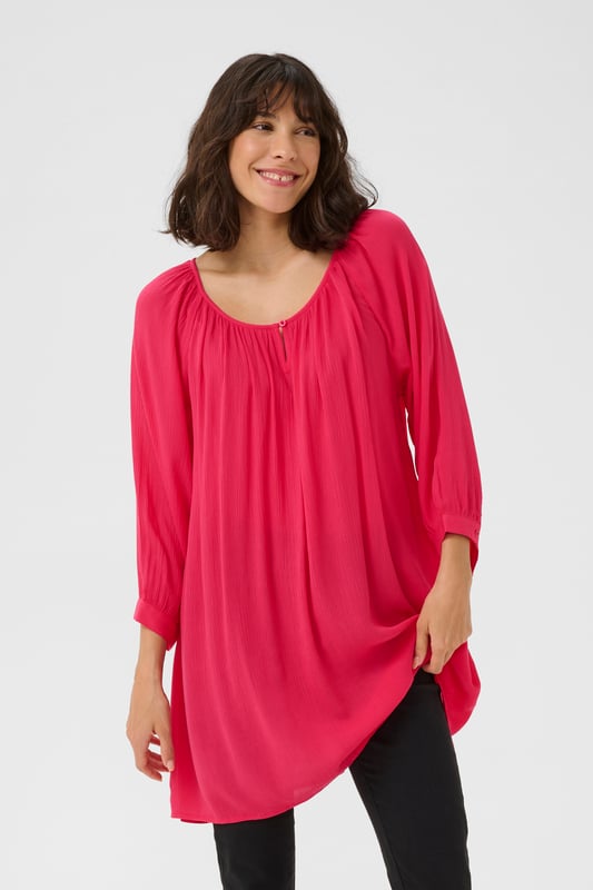 Regular fit,3/4 mouwen  Fijne was 30°, niet bleken, niet in de droger drogen, Liggend laten drogen in de schaduw, koud strijken max. 110° C, Chemisch laten reinigen.  100% Viscose (LENZING™ ECOVERO™)