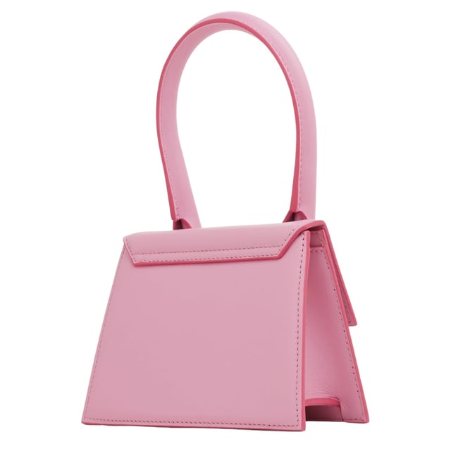 Elevate your style with the exquisite Jacquemus Le Chiquito Moyen in delicate light pink. This coveted women's handbag combines Parisian elegance with contemporary design, making it the perfect statement accessory for any fashion-forward ensemble. Dimensions: 18x13x7.5 cm. 100% Leather Made In Italy