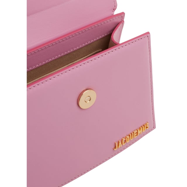 Elevate your style with the exquisite Jacquemus Le Chiquito Moyen in delicate light pink. This coveted women's handbag combines Parisian elegance with contemporary design, making it the perfect statement accessory for any fashion-forward ensemble. Dimensions: 18x13x7.5 cm. 100% Leather Made In Italy