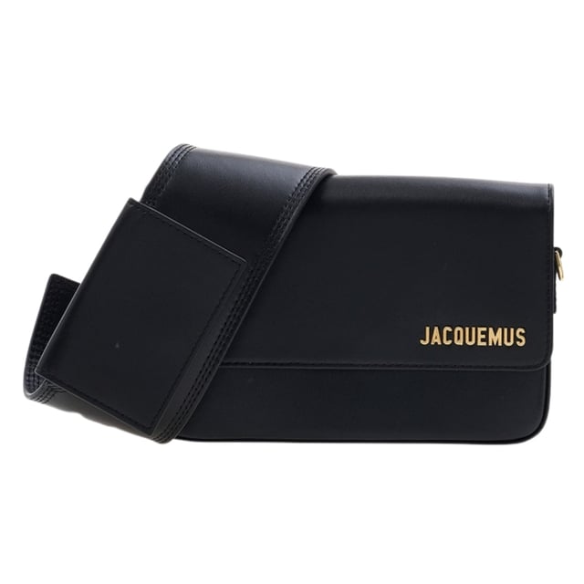 Jacquemus Le Carinu Black is the ultimate statement accessory for the fashion-forward woman. This sophisticated black bag combines Jacquemus' signature minimalist design with practical elegance. Crafted with premium materials and meticulous attention to detail, it offers versatile styling options for both day and evening wear. Elevate your wardrobe with this coveted piece that effortlessly transitions from casual outings to formal occasions. Dimensions: 12 x 18.5cm. 100% Leather Made In Spain