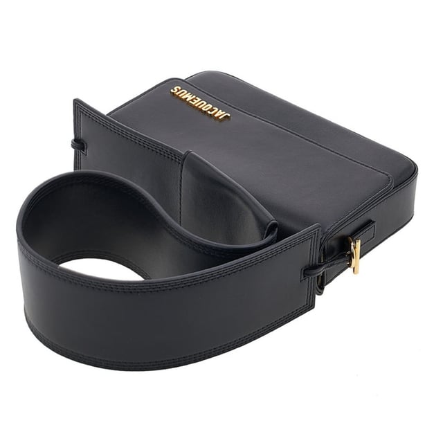 Jacquemus Le Carinu Black is the ultimate statement accessory for the fashion-forward woman. This sophisticated black bag combines Jacquemus' signature minimalist design with practical elegance. Crafted with premium materials and meticulous attention to detail, it offers versatile styling options for both day and evening wear. Elevate your wardrobe with this coveted piece that effortlessly transitions from casual outings to formal occasions. Dimensions: 12 x 18.5cm. 100% Leather Made In Spain
