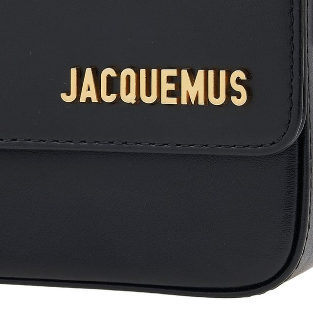 Jacquemus Le Carinu Black is the ultimate statement accessory for the fashion-forward woman. This sophisticated black bag combines Jacquemus' signature minimalist design with practical elegance. Crafted with premium materials and meticulous attention to detail, it offers versatile styling options for both day and evening wear. Elevate your wardrobe with this coveted piece that effortlessly transitions from casual outings to formal occasions. Dimensions: 12 x 18.5cm. 100% Leather Made In Spain