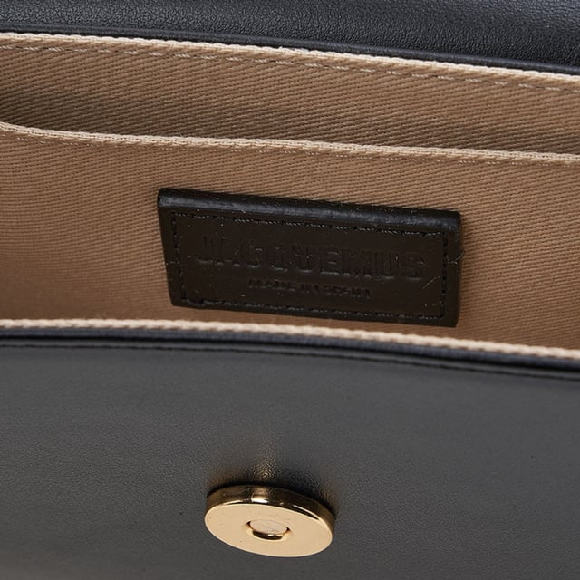 Jacquemus Le Carinu Black is the ultimate statement accessory for the fashion-forward woman. This sophisticated black bag combines Jacquemus' signature minimalist design with practical elegance. Crafted with premium materials and meticulous attention to detail, it offers versatile styling options for both day and evening wear. Elevate your wardrobe with this coveted piece that effortlessly transitions from casual outings to formal occasions. Dimensions: 12 x 18.5cm. 100% Leather Made In Spain