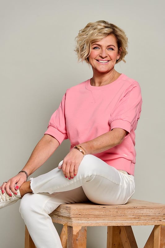 Deze pastelroze Calgary sweater brengt een frisse kleurboost aan je lente- en zomeroutfit. De sweater is gemaakt van twee verschillende katoenen materialen. De luchtige geweven katoenen mouwen zorgen voor een verrassend effect, terwijl de korte mouwen met ribboord een stoere uitstraling hebben. Zowel de ronde halslijn als de taillezoom zijn afgewerkt met een zachte ribboord, wat een casual look geeft. Een sportief element wordt toegevoegd door het V-vormige stiksel bij de halslijn op het voorpand. De doorgestikte naden op de mouwen lopen door tot aan de schouders, wat de mouwen accentueert.Door de combinatie van materialen is deze sweater een uniek item dat het beste van een sweater en blouse combineert. Draag de Calgary short sleeve sweater op een frisse lentedag met het stoere Montreal jasje. De luchtige katoenen materialen maken het ook ideaal voor warmer weer. Style de sweater met mooie sieraden om de sportieve top een chique en geklede uitstraling te geven.