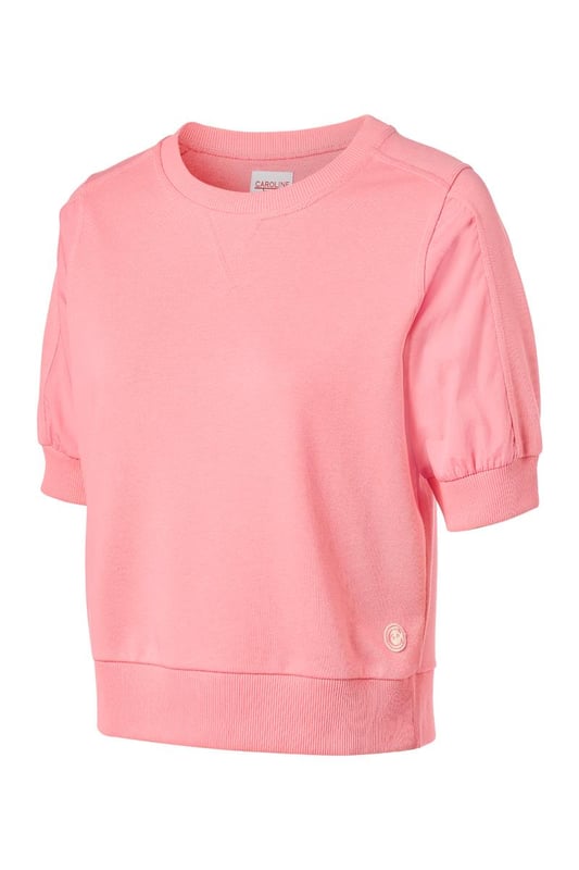 Deze pastelroze Calgary sweater brengt een frisse kleurboost aan je lente- en zomeroutfit. De sweater is gemaakt van twee verschillende katoenen materialen. De luchtige geweven katoenen mouwen zorgen voor een verrassend effect, terwijl de korte mouwen met ribboord een stoere uitstraling hebben. Zowel de ronde halslijn als de taillezoom zijn afgewerkt met een zachte ribboord, wat een casual look geeft. Een sportief element wordt toegevoegd door het V-vormige stiksel bij de halslijn op het voorpand. De doorgestikte naden op de mouwen lopen door tot aan de schouders, wat de mouwen accentueert.Door de combinatie van materialen is deze sweater een uniek item dat het beste van een sweater en blouse combineert. Draag de Calgary short sleeve sweater op een frisse lentedag met het stoere Montreal jasje. De luchtige katoenen materialen maken het ook ideaal voor warmer weer. Style de sweater met mooie sieraden om de sportieve top een chique en geklede uitstraling te geven.