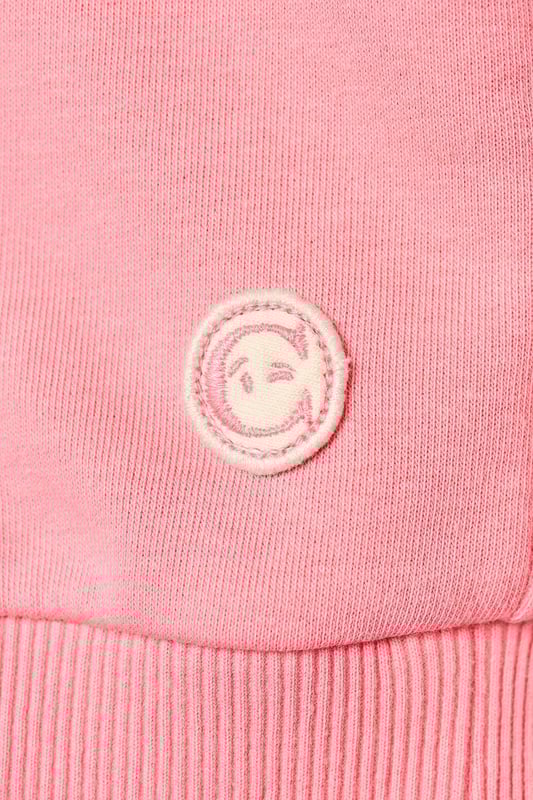 Deze pastelroze Calgary sweater brengt een frisse kleurboost aan je lente- en zomeroutfit. De sweater is gemaakt van twee verschillende katoenen materialen. De luchtige geweven katoenen mouwen zorgen voor een verrassend effect, terwijl de korte mouwen met ribboord een stoere uitstraling hebben. Zowel de ronde halslijn als de taillezoom zijn afgewerkt met een zachte ribboord, wat een casual look geeft. Een sportief element wordt toegevoegd door het V-vormige stiksel bij de halslijn op het voorpand. De doorgestikte naden op de mouwen lopen door tot aan de schouders, wat de mouwen accentueert.Door de combinatie van materialen is deze sweater een uniek item dat het beste van een sweater en blouse combineert. Draag de Calgary short sleeve sweater op een frisse lentedag met het stoere Montreal jasje. De luchtige katoenen materialen maken het ook ideaal voor warmer weer. Style de sweater met mooie sieraden om de sportieve top een chique en geklede uitstraling te geven.